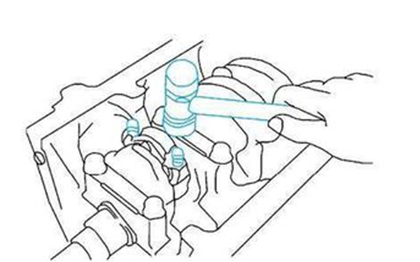 用橡膠錘輕敲連桿螺栓-柴油發(fā)電機(jī)組.png