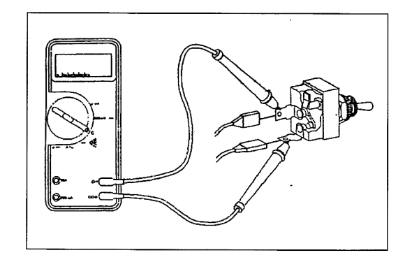 用萬用表接觸開關(guān)上的端子.png